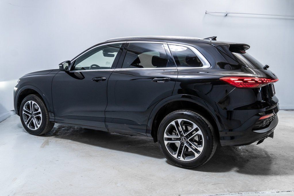 Used 2025 Audi Q5 Premium w/ Convenience Package AWD/4WD image 3