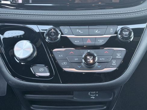 New 2026 Chrysler Pacifica Select image 18