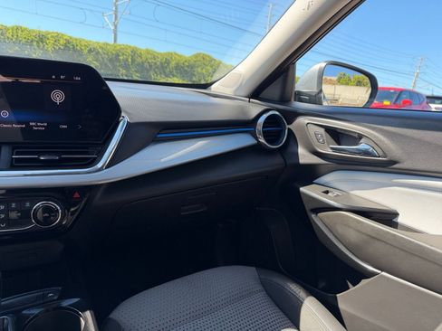 Used 2025 Chevrolet Trax LT image 33
