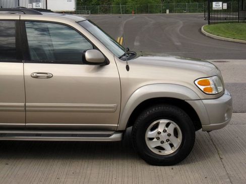 Used 2004 Toyota Sequoia SR5 AWD/4WD image 10