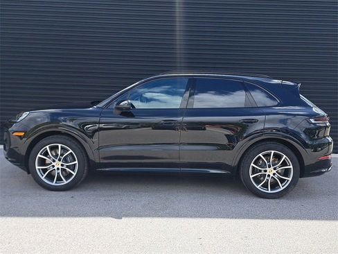 Certified 2025 Porsche Cayenne Base image 2