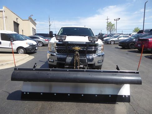 Used 2011 Chevrolet Silverado 2500 LT w/ Interior Plus Package AWD/4WD image 2