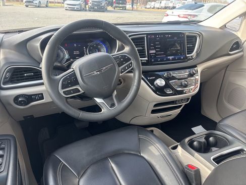 Used 2023 Chrysler Pacifica Touring-L image 3