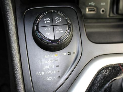 Used 2017 Jeep Cherokee Trailhawk image 31