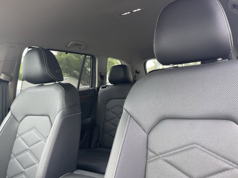Used 2025 Volkswagen Atlas SE AWD/4WD image 8