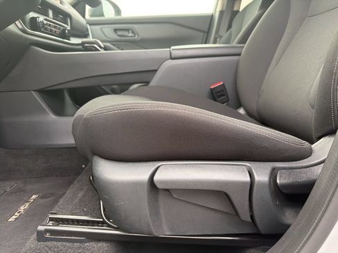 Used 2024 Nissan Rogue S FWD image 32