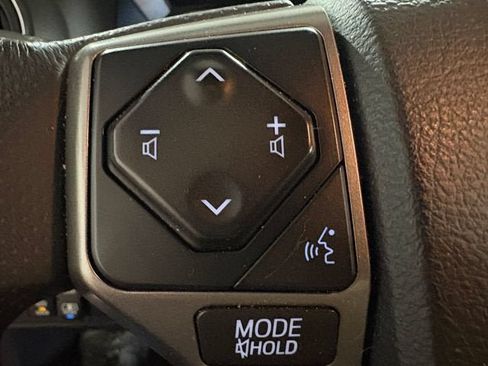 Used 2017 Toyota Tacoma Limited w/ Tow Package AWD/4WD image 10