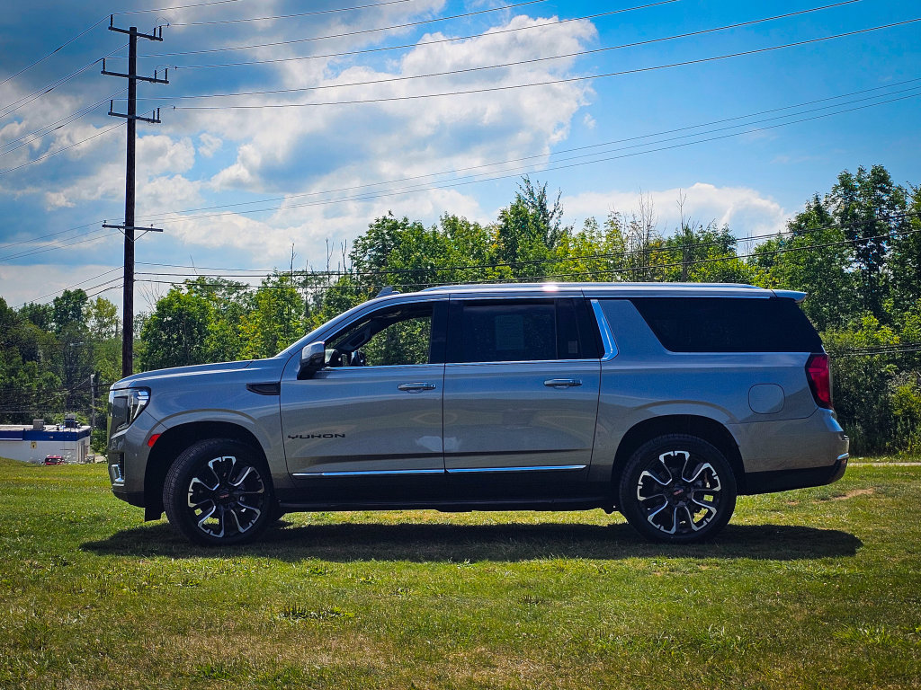 Used 2022 GMC Yukon XL SLT w/ SLT Premium Package AWD/4WD image 7