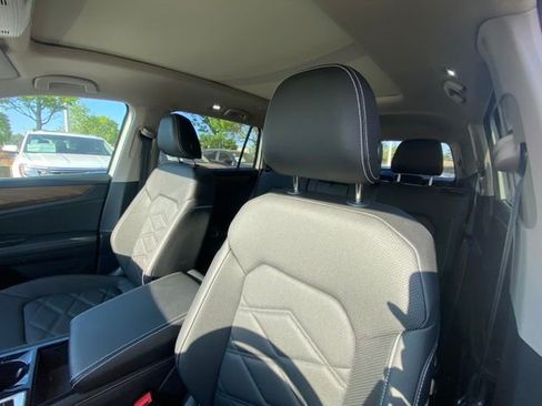 Used 2025 Volkswagen Atlas SE w/ Panoramic Sunroof Package FWD image 12