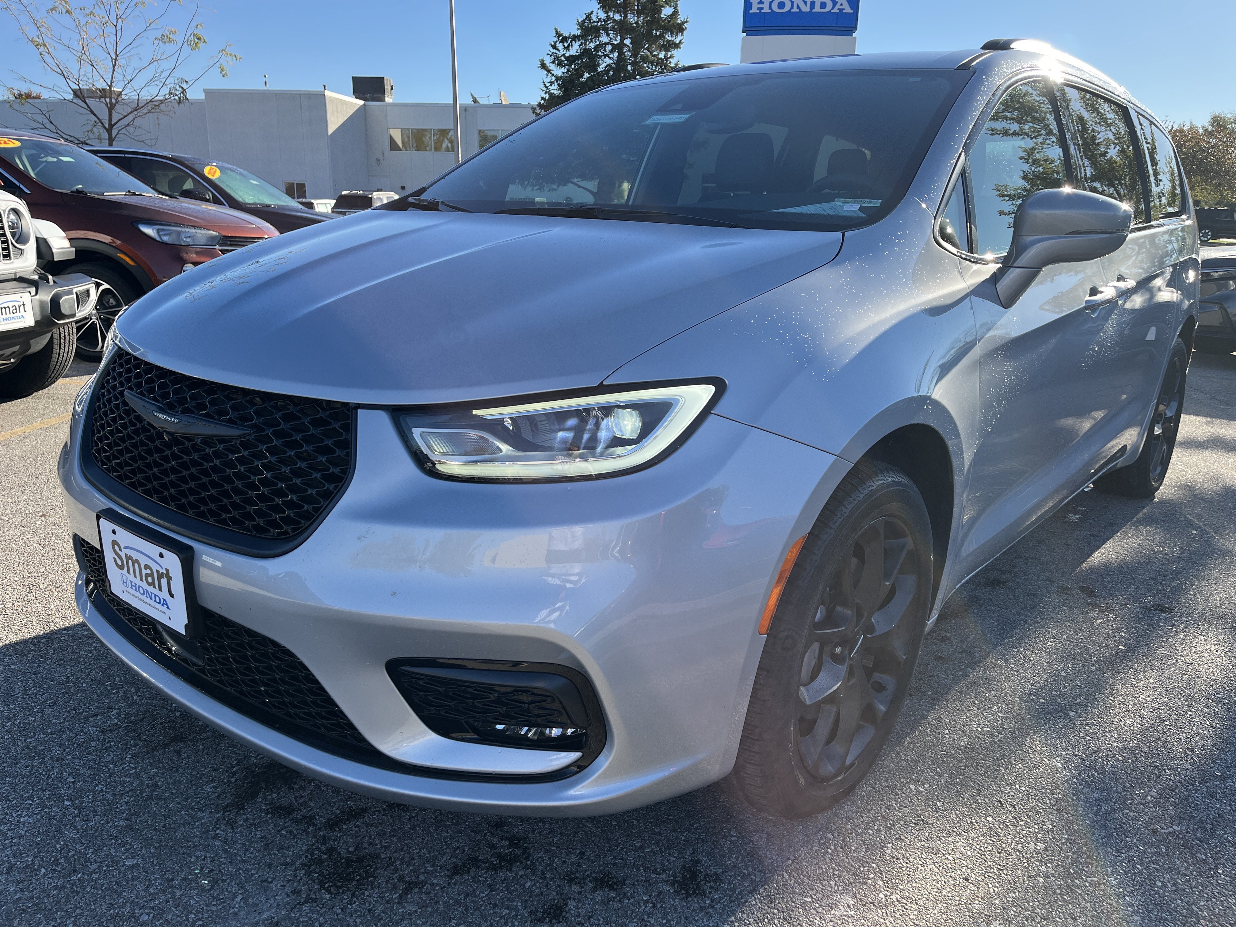 Used 2022 Chrysler Pacifica Touring-L w/ S Appearance Package AWD/4WD image 2