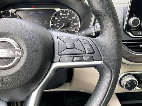 Used 2025 Nissan Altima 2.5 SV FWD image 28