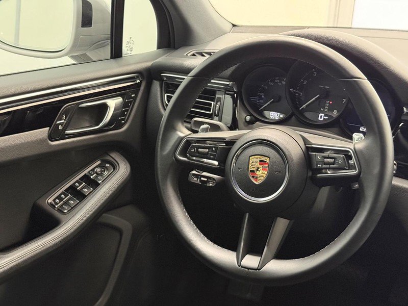 Certified 2025 Porsche Macan AWD/4WD image 17