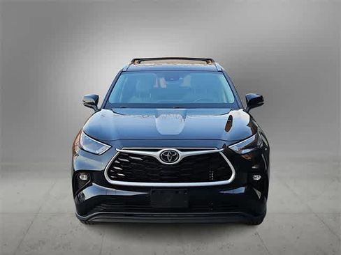 Used 2022 Toyota Highlander XLE image 3