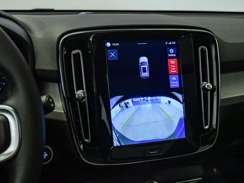 Certified 2025 Volvo XC40 B5 Core AWD/4WD image 21