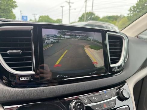 Used 2023 Chrysler Pacifica Touring-L FWD image 17