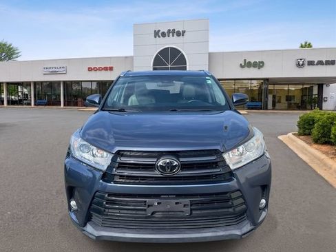 Used 2018 Toyota Highlander XLE AWD/4WD image 3