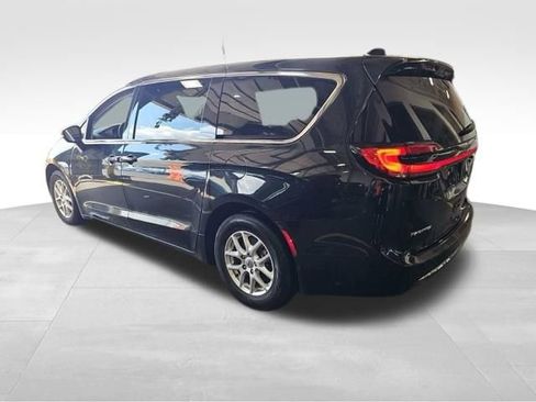 Used 2023 Chrysler Pacifica Touring-L FWD image 8