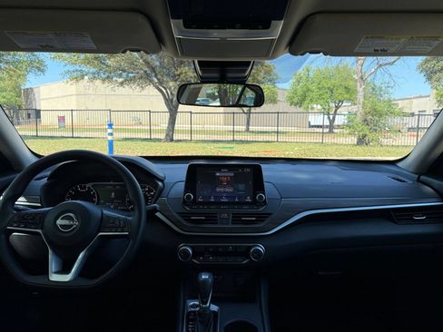 Used 2025 Nissan Altima 2.5 SV FWD image 33