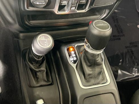 Used 2022 Jeep Gladiator Willys image 17