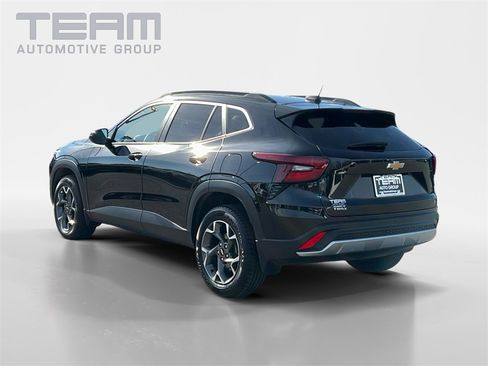 Used 2025 Chevrolet Trax LT w/ Driver Confidence Package image 5