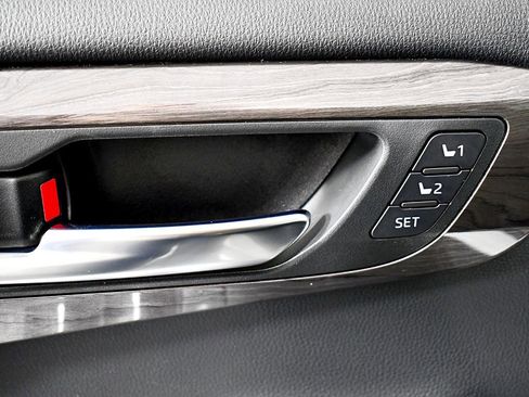 Used 2022 Toyota Highlander Platinum image 17