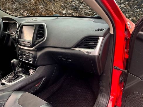 Used 2017 Jeep Cherokee Trailhawk w/ Comfort/Convenience Group image 16