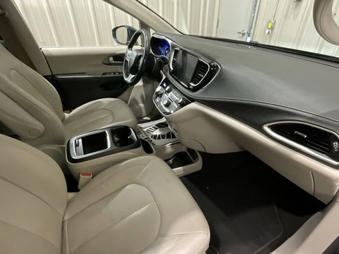 Used 2021 Chrysler Pacifica Touring-L image 16