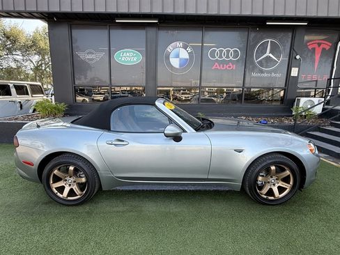 Used 2017 FIAT 124 Spider Lusso RWD image 10
