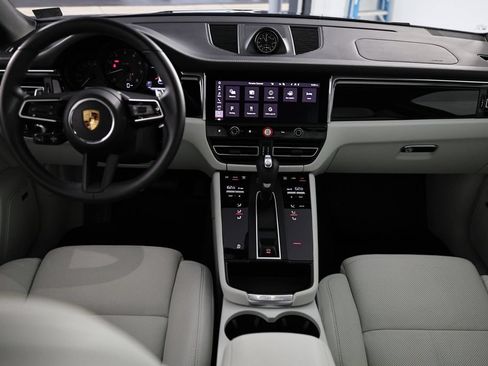 Certified 2026 Porsche Macan AWD/4WD image 29