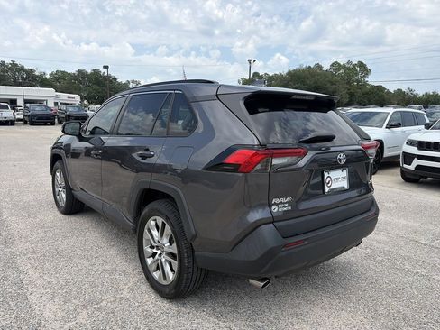 Used 2022 Toyota RAV4 XLE Premium FWD image 4