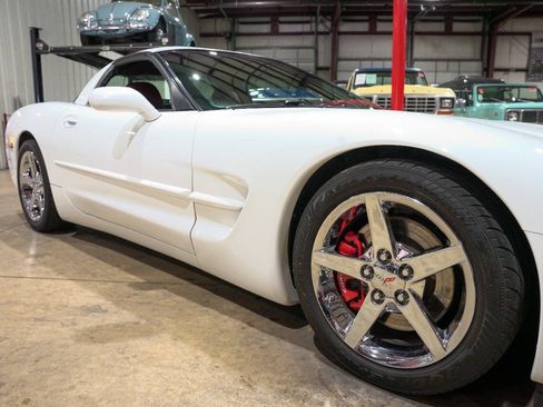 Used 1998 Chevrolet Corvette Coupe w/ Memory Pkg RWD image 31