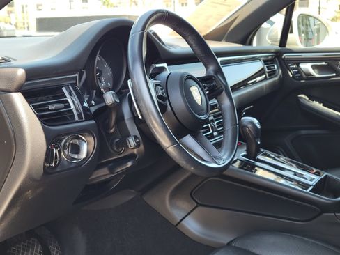 Certified 2023 Porsche Macan S AWD/4WD image 4