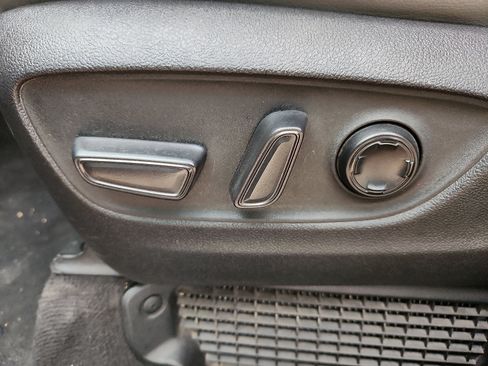 Used 2022 Toyota Sienna Limited image 13