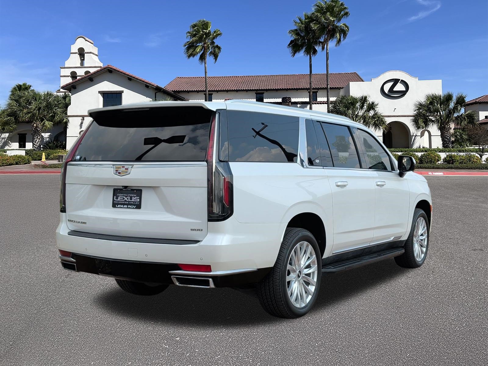 Used 2023 Cadillac Escalade ESV Luxury RWD image 2