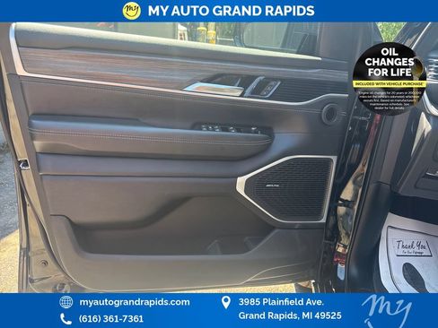 Used 2024 Jeep Wagoneer L Series II w/ Flexible Seating Group AWD/4WD image 10