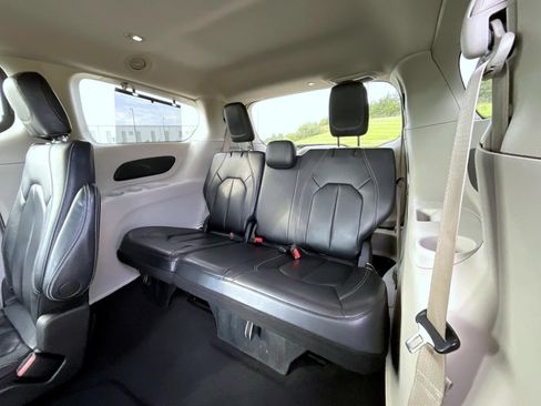 Used 2022 Chrysler Pacifica Touring-L FWD image 20