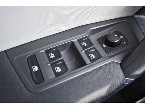 Used 2018 Volkswagen Tiguan S image 21