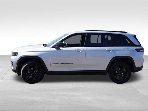 Used 2023 Jeep Grand Cherokee Altitude AWD/4WD image 9