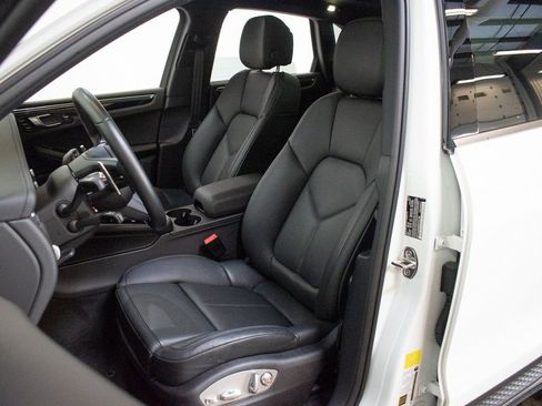 Certified 2025 Porsche Macan image 5