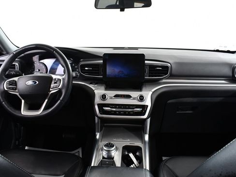 Used 2022 Ford Explorer XLT w/ Equipment Group 202A image 7