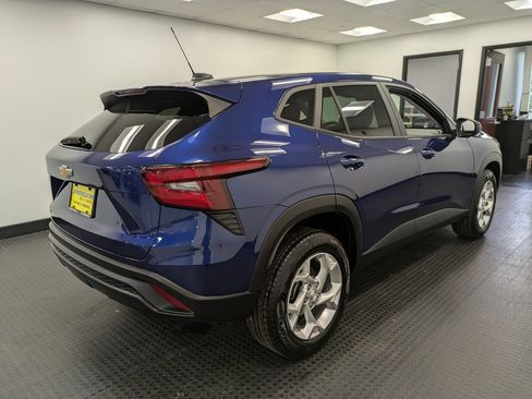 Used 2024 Chevrolet Trax LS w/ LS Convenience Package image 4