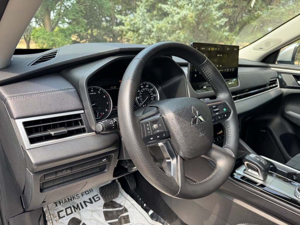 Used 2025 Mitsubishi Outlander SE FWD image 12