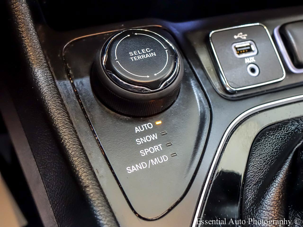 Used 2019 Jeep Cherokee Limited AWD/4WD image 23