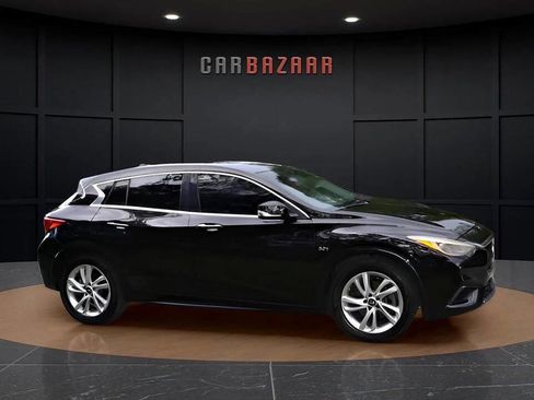 Used 2017 INFINITI QX30 image 4