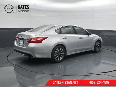 Used 2016 Nissan Altima 2.5 SV FWD image 2