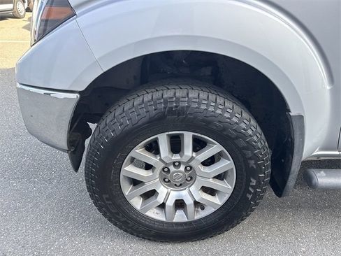 Used 2012 Nissan Frontier SL w/ Moonroof Pkg image 19