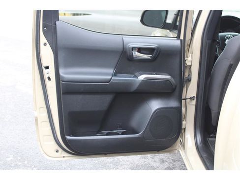 Used 2018 Toyota Tacoma TRD Off-Road w/ Technology Package image 11