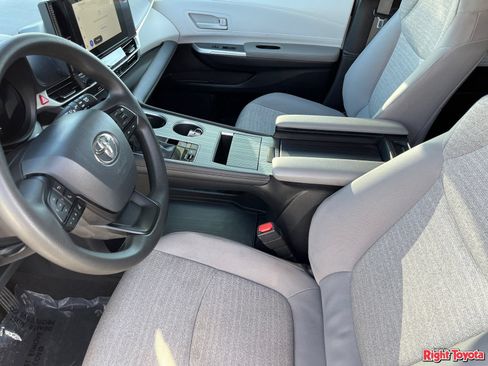 Certified 2025 Toyota Sienna LE FWD image 21