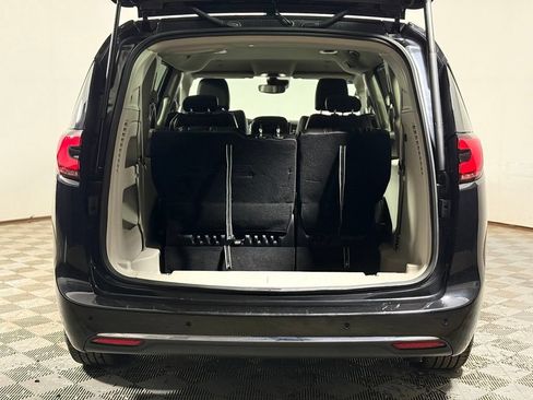 Used 2023 Chrysler Pacifica Touring-L AWD/4WD image 5