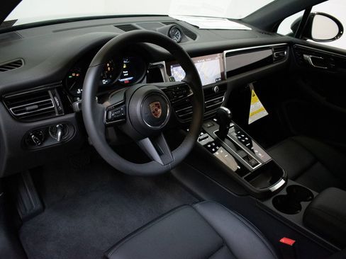 New 2025 Porsche Macan image 4
